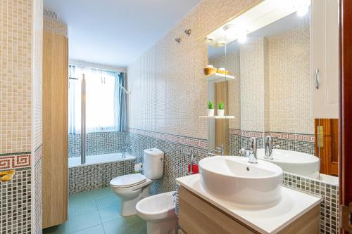 łazienka z umywalką i toaletą w obiekcie Apartamento El Recreo Torrox by Solset w mieście Torrox
