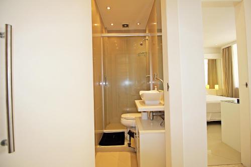 La salle de bains est pourvue d'une douche et de toilettes. dans l'établissement Rio Spot Homes D041A, à Rio de Janeiro