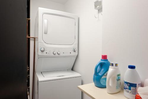 un microondas blanco sobre una nevera en 784 Florida, en Durango