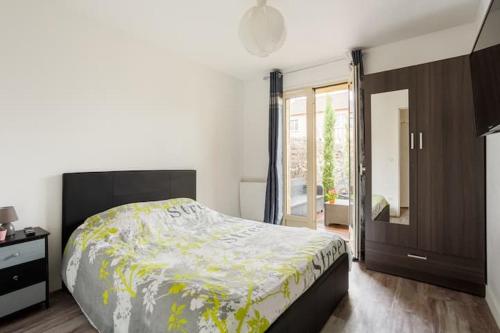 Schlafzimmer mit einem Bett, einer Kommode und einem Spiegel in der Unterkunft L'escapade parisienne in Aulnay-sous-Bois
