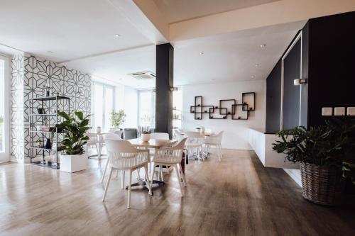 - une salle à manger avec une table et des chaises dans l'établissement Boschenmeer House, à Paarl
