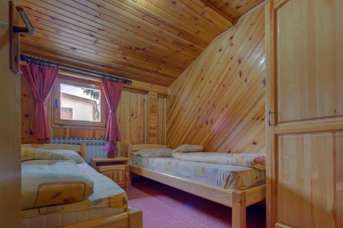 En eller flere senge i et værelse på Magic Cottage