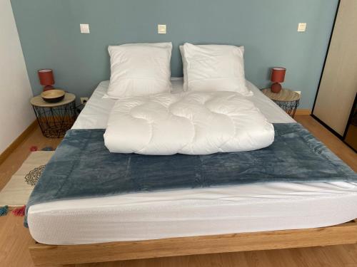 Ένα ή περισσότερα κρεβάτια σε δωμάτιο στο Maison de village avec jardin 15mn des plages, wifi, 2 chambres, jardin