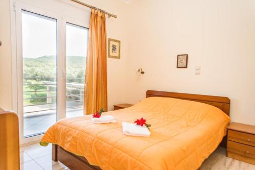 A bed or beds in a room at Cozy flats in an olive grove by the sandy beach