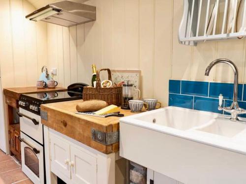 Кухня або міні-кухня у Pass The Keys Goose Feather Barn, Wedmore luxury cottage for two