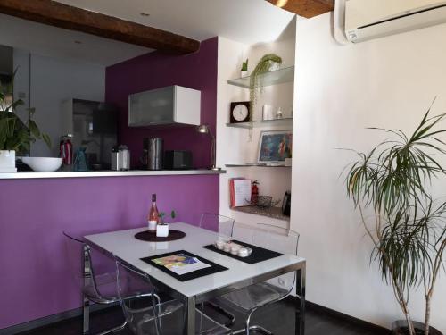 Kuchyň nebo kuchyňský kout v ubytování Appartement La Méditerranée vue sur Mer plein soleil 3 climatisations réversibles