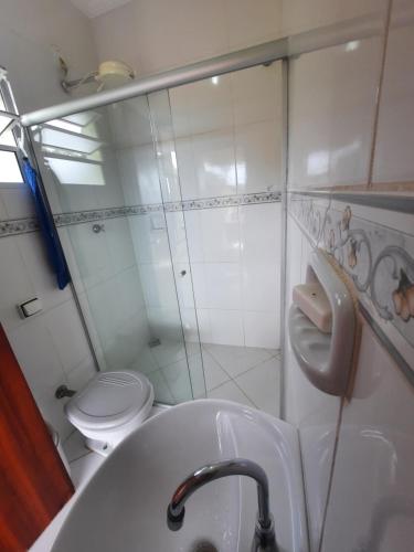 a bathroom with a sink and a toilet at CANTINHO VOLTE SEMPRE in Aparecida