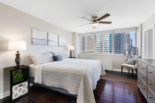 - une chambre avec un lit et un ventilateur de plafond dans l'établissement 1001 Free Parking, 2 Bd, Modern DTW, Great Wifi, à Atlanta