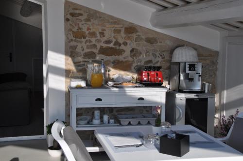 a kitchen with a white stove top oven next to a table at Residenza Amblingh in Vasto