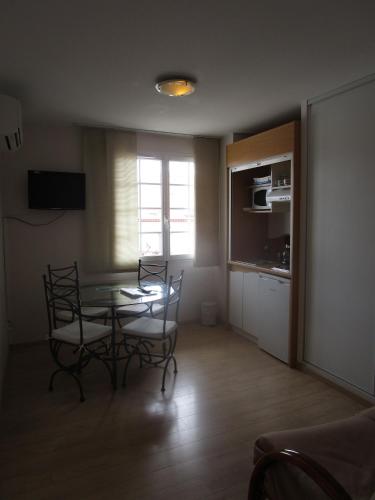 Dapur atau dapur kecil di Hôtel Résidence Bergara