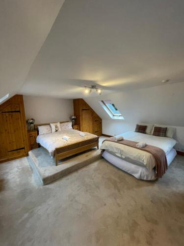 Un pat sau paturi într-o cameră la Amazing Alps and Loch views - HOT TUB and pet friendly