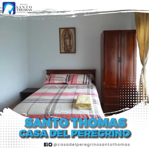 a bedroom with a bed in a room at Casa del Peregrino Santo Thomas in Baños