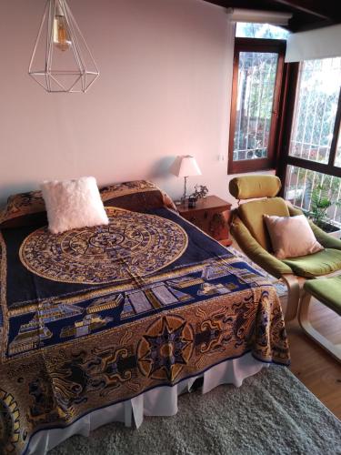 un dormitorio con una cama y una silla en Pocitos Nuevo, en Montevideo