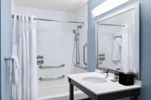 Beach House Resort Hilton Head Island tesisinde bir banyo