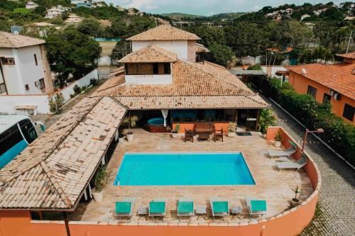 an aerial view of a house with a swimming pool at Búzios Centro Hotel in Búzios