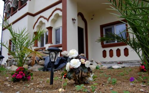 a house with a flower arrangement on a tree stump at Vila Phoenix in Călimăneşti