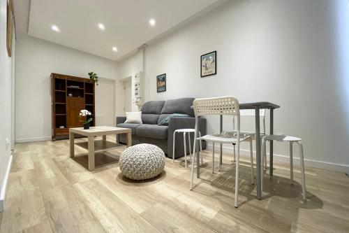 un salon avec un canapé, une table et des chaises dans l'établissement #CF In White&Gray Center, à Grenoble