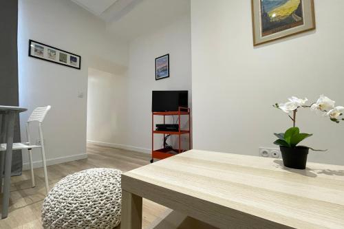 - un salon avec une table en bois et une chaise dans l'établissement #CF In White&Gray Center, à Grenoble