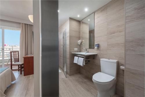 a bathroom with a toilet and a sink at O7 Nordeste Playa in Can Picafort