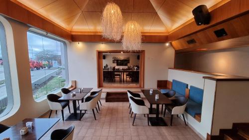 a restaurant with tables and chairs and a large window at Hotel Ikera in Hernando