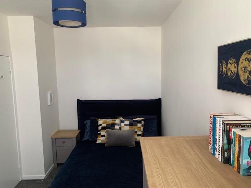 Tempat tidur dalam kamar di The Cochno Flat, Clydebank