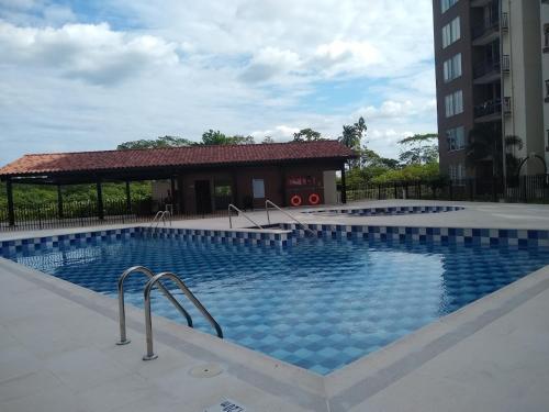 una gran piscina frente a un edificio en Moderno APTO con aire acondicionado y Netflix en Villavicencio, en Villavicencio