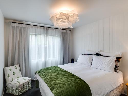 A bed or beds in a room at Havelock Haven - Havelock North Holiday Home