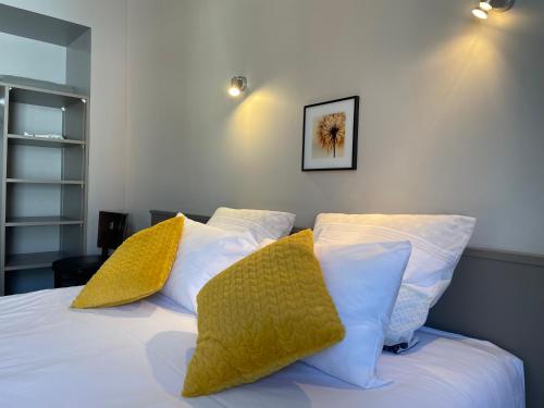 Ένα ή περισσότερα κρεβάτια σε δωμάτιο στο Logis HOTEL CASTEL DE MIRAMBEL