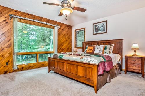 een slaapkamer met een bed en een raam bij Sweet Verna in Arbor Vitae
