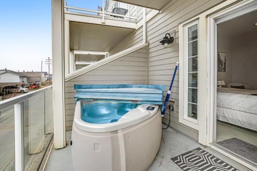 a bath tub sitting on the side of a house at Krusemuir in Rockaway Beach