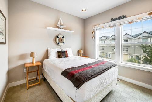 a bedroom with a bed and a window at Krusemuir in Rockaway Beach