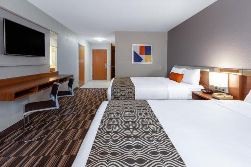 Kama o mga kama sa kuwarto sa Microtel Inn & Suites by Wyndham Sunbury - Columbus North