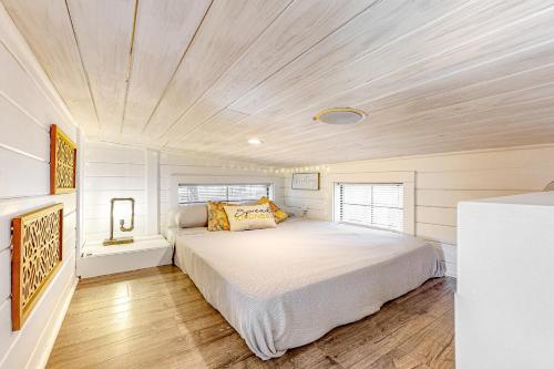 a bedroom with a white bed in a room at Chimney Rock Tiny Home in Canyon Lake