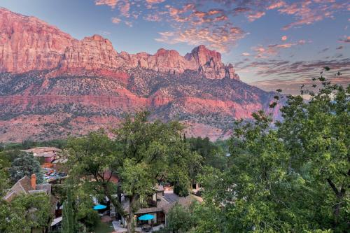 a view of the grand canyon with mountains in the background at Red Rock Inn Cottages in Springdale