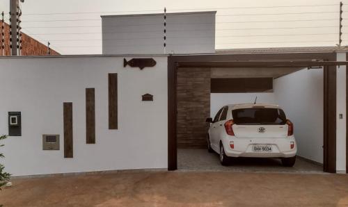 a car parked in a garage with a car parked in it at Casa Camargo 2 - Lugar Aconchegante in Olímpia