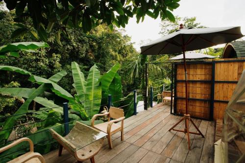 Taman di luar Voraman Hut