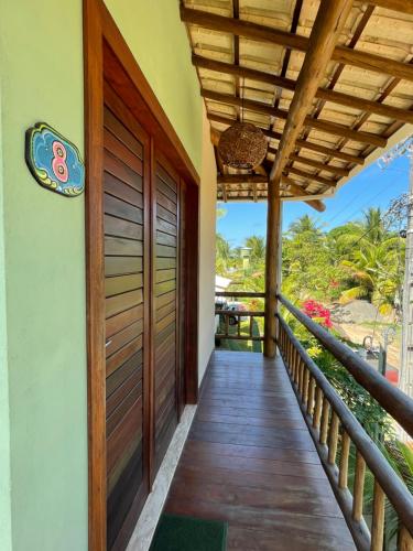a walkway leading to a house with a wooden door at Maui Maui Wellness- Taipu de Fora - Barra Grande in Barra Grande