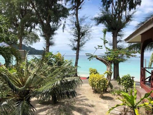 a view of the beach from the house at Samudra Beach Chalet in Perhentian Island