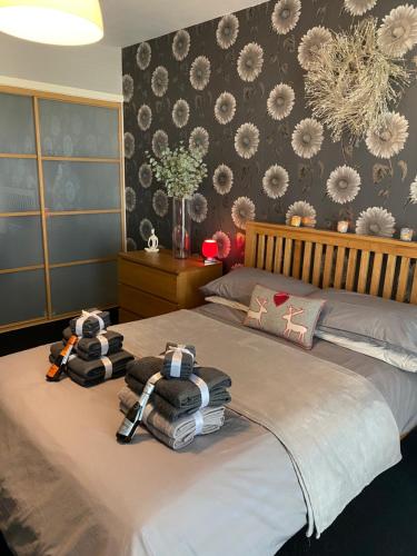 - une chambre avec un lit avec deux animaux rembourrés dans l'établissement COP26 @ The Harbour.., à Glasgow