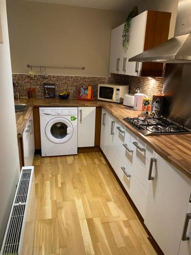 une cuisine avec un lave-linge et un lave-linge dans l'établissement COP26 @ The Harbour.., à Glasgow