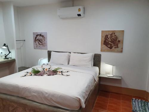 un dormitorio con una cama con un animal de peluche en Filou Studio Tirak Pool Access 29 63 en Ko Chang