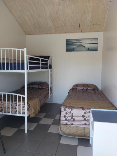 een slaapkamer met 2 stapelbedden in een kamer bij Charleston Holiday Park in Charleston