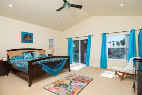 una camera con letto e tende blu di Holiday Home a Oceanside