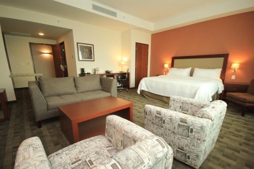 Кровать или кровати в номере Holiday Inn & Suites Plaza Mayor by IHG