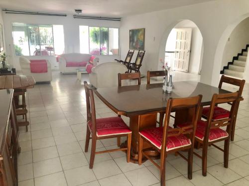 comedor con mesa y sillas en Casa Hospedaje Villaluz- a 5 minutos de la Playa, en Santa Marta