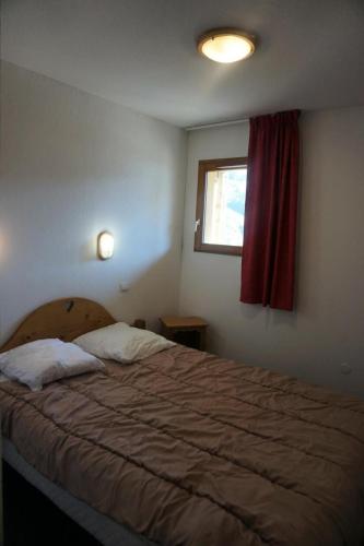 - une chambre avec un lit doté d'un rideau rouge et d'une fenêtre dans l'établissement Résidence Balcons Du Soleil - 2 Pièces cabine 6 personnes MAE-2774, à Orcières