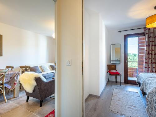 een woonkamer met een bank en een slaapkamer bij Appartement La Plagne-Tarentaise, 2 pièces, 4 personnes - FR-1-351-101 in Aime La Plagne