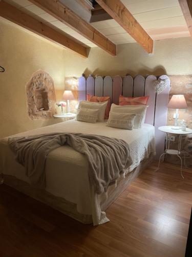 ヴィラフランカ・デ・ボナニーにあるCa Sa Padrinaのベッドルーム1室(大型ベッド1台、テーブル2台付)