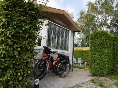 a bike parked in front of a house at Chalet Esdoorn in Putten, Gezellig en Luxe gerenoveerd in Putten