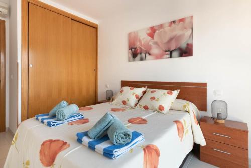 1 dormitorio con 1 cama con toallas en Aquamarina Beach, en Alcudia